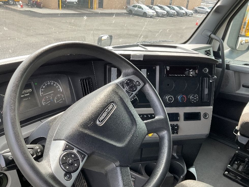 Sleeper Tractor-Heavy Duty Tractors-Freightliner-2022-T12664ST-Philadelphia-PA-539,881\n\t\tmiles-$ 64,750 - Image 11