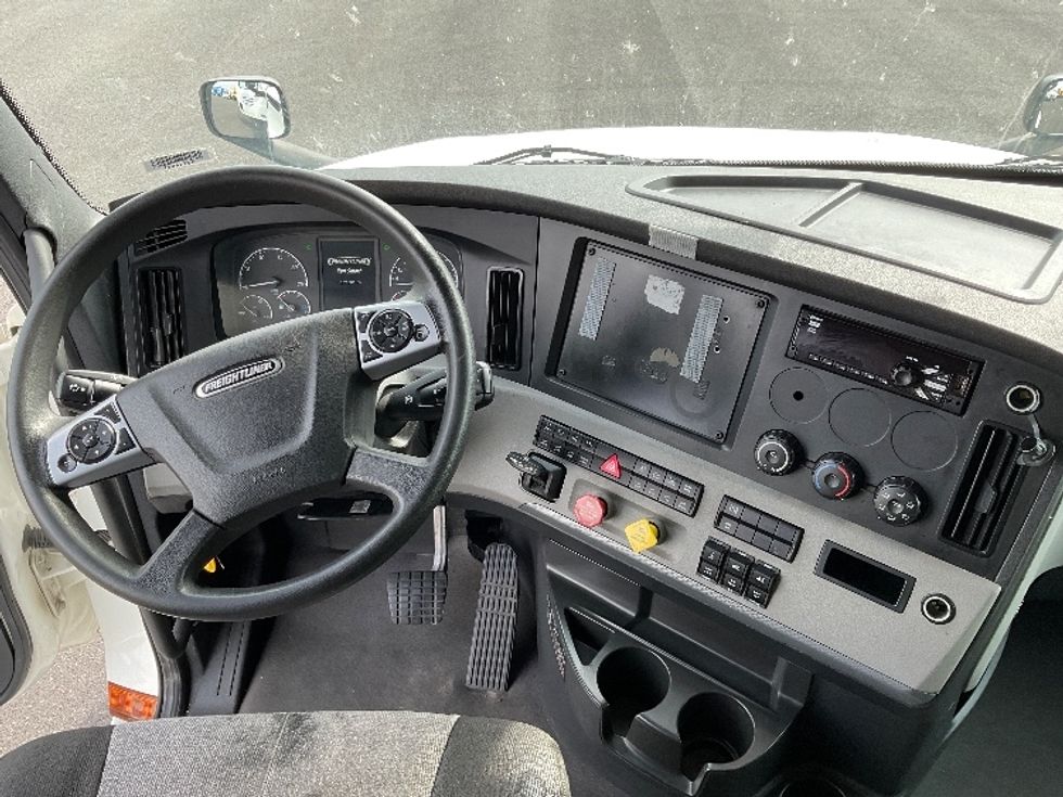 Sleeper Tractor-Heavy Duty Tractors-Freightliner-2022-T12664ST-Philadelphia-PA-539,881\n\t\tmiles-$ 64,750 - Image 12