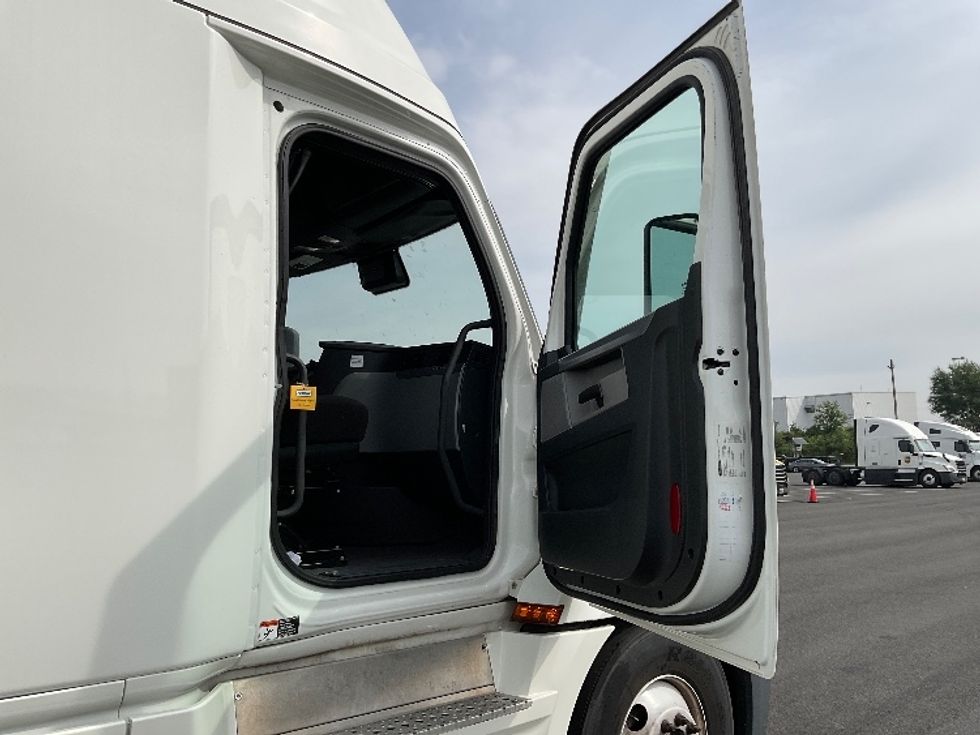 Sleeper Tractor-Heavy Duty Tractors-Freightliner-2022-T12664ST-Philadelphia-PA-539,881\n\t\tmiles-$ 64,750 - Image 13