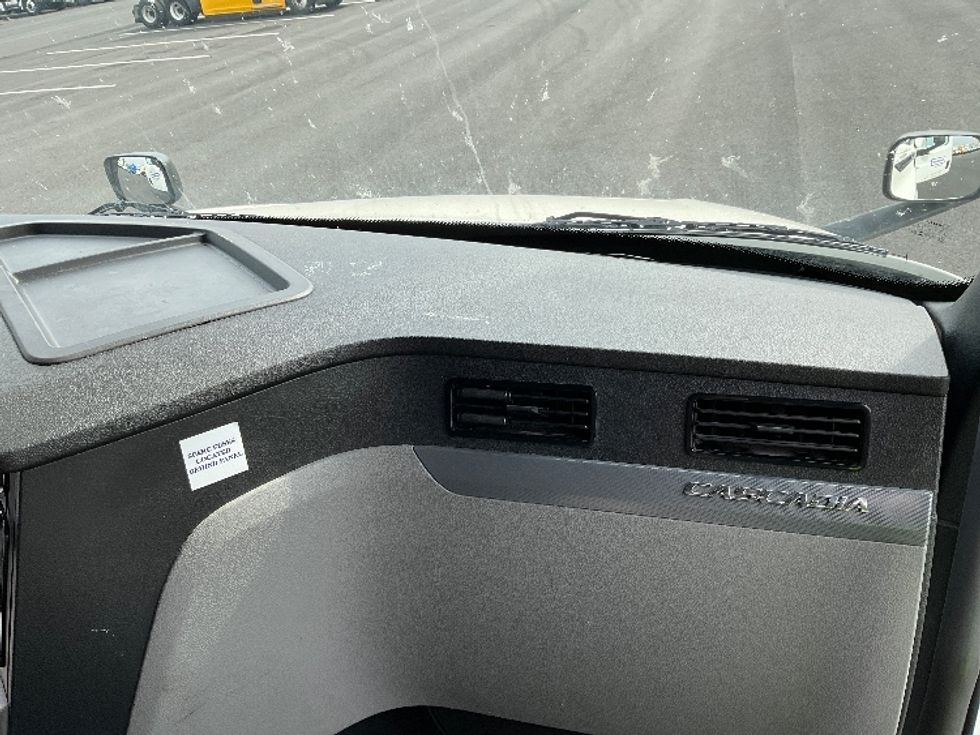 Sleeper Tractor-Heavy Duty Tractors-Freightliner-2022-T12664ST-Philadelphia-PA-539,881\n\t\tmiles-$ 64,750 - Image 14