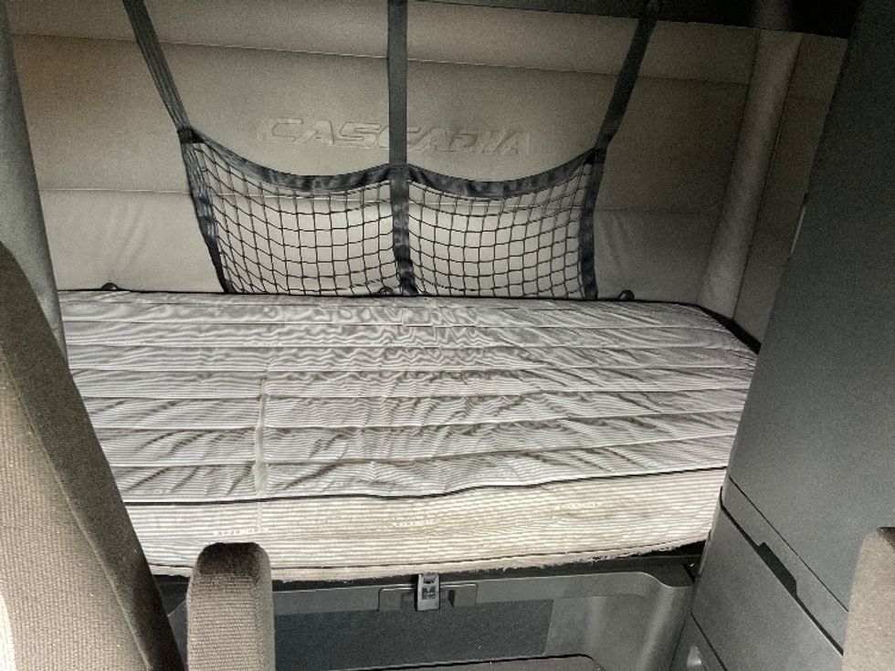 Sleeper Tractor-Heavy Duty Tractors-Freightliner-2022-T12664ST-Philadelphia-PA-539,881\n\t\tmiles-$ 64,750 - Image 16