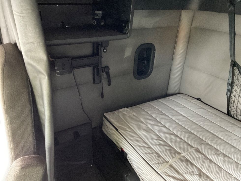 Sleeper Tractor-Heavy Duty Tractors-Freightliner-2022-T12664ST-Philadelphia-PA-539,881\n\t\tmiles-$ 64,750 - Image 18