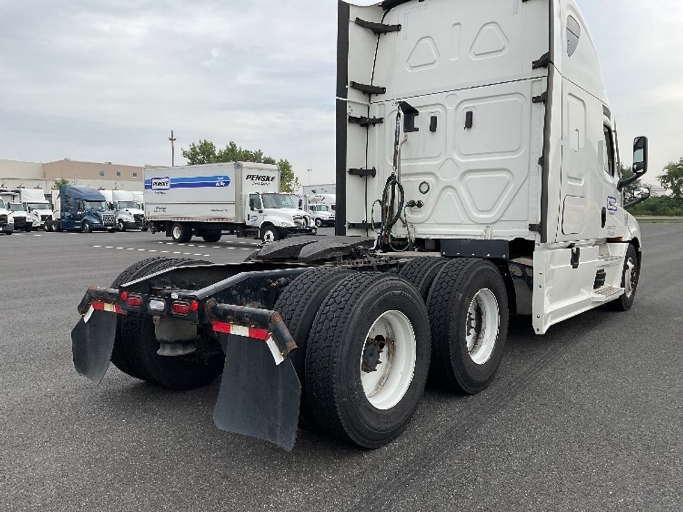 Sleeper Tractor-Heavy Duty Tractors-Freightliner-2022-T12664ST-Philadelphia-PA-539,881\n\t\tmiles-$ 64,750 - Image 22