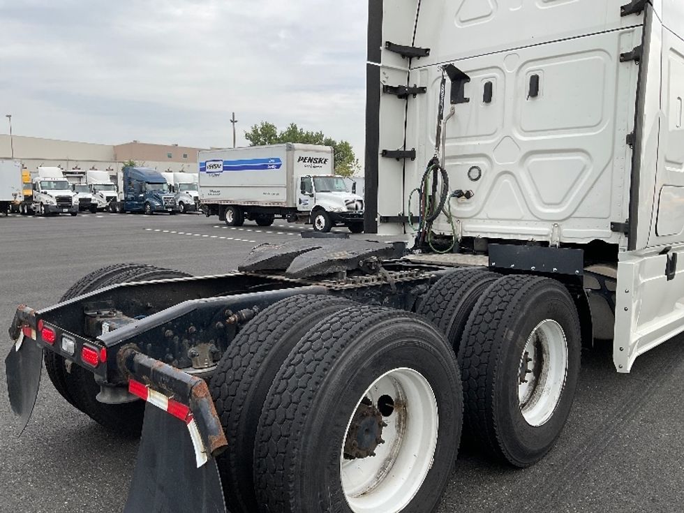 Sleeper Tractor-Heavy Duty Tractors-Freightliner-2022-T12664ST-Philadelphia-PA-539,881\n\t\tmiles-$ 64,750 - Image 23