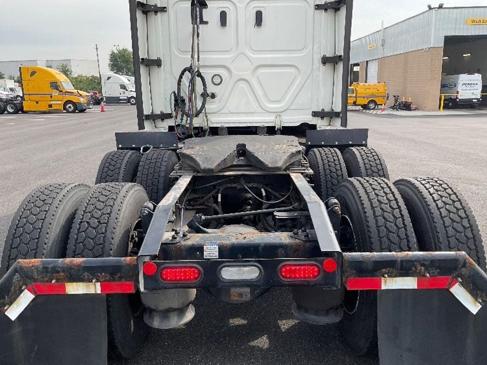 Sleeper Tractor-Heavy Duty Tractors-Freightliner-2022-T12664ST-Philadelphia-PA-539,881\n\t\tmiles-$ 64,750 - Image 6