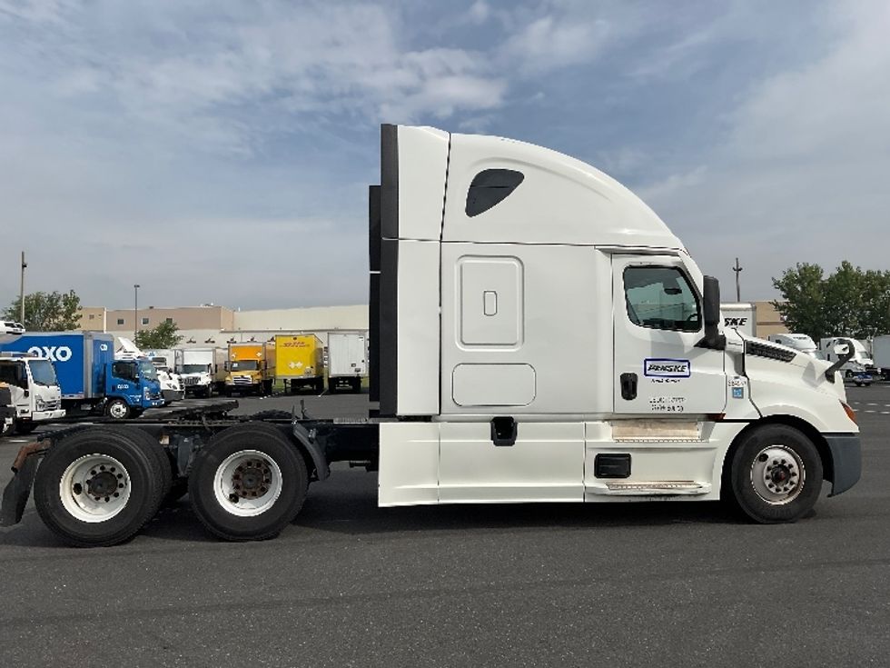 Sleeper Tractor-Heavy Duty Tractors-Freightliner-2022-T12664ST-Philadelphia-PA-539,881\n\t\tmiles-$ 64,750 - Image 8
