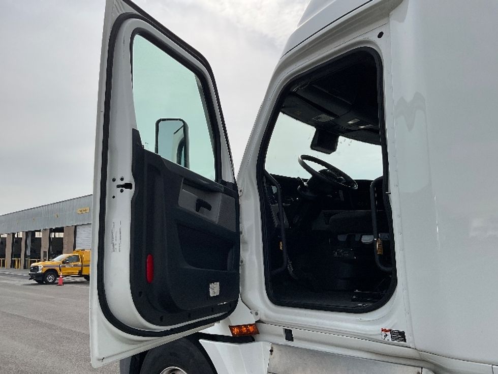 Sleeper Tractor-Heavy Duty Tractors-Freightliner-2022-T12664ST-Philadelphia-PA-539,881\n\t\tmiles-$ 64,750 - Image 9