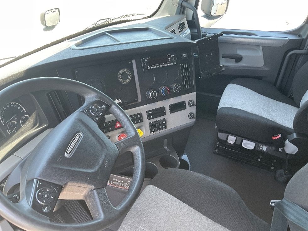 Sleeper Tractor-Heavy Duty Tractors-Freightliner-2022-T12664ST-Phoenix-AZ-347,703\n\t\tmiles-$ 93,250 - Image 10