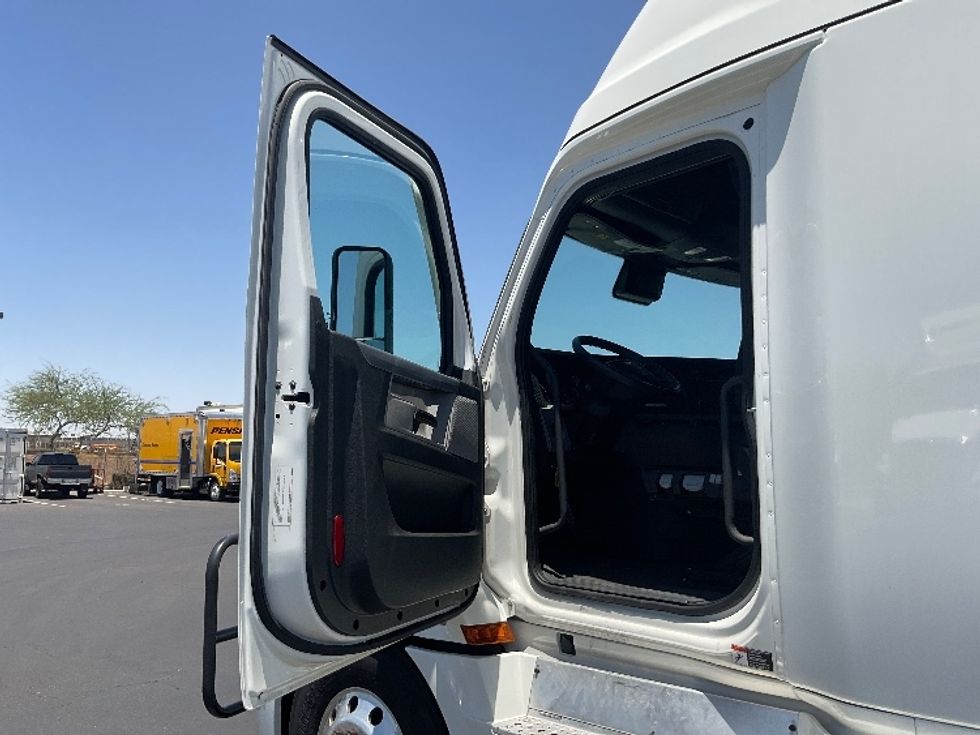 Sleeper Tractor-Heavy Duty Tractors-Freightliner-2022-T12664ST-Phoenix-AZ-347,703\n\t\tmiles-$ 93,250 - Image 9