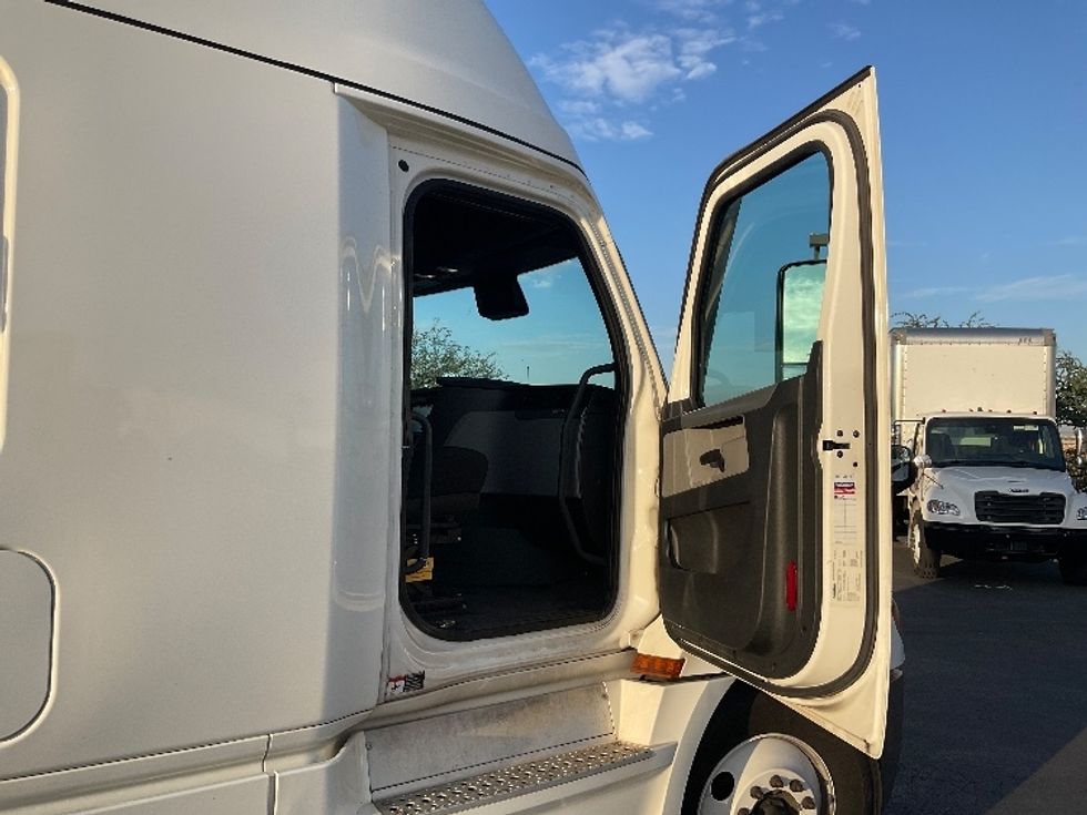 Sleeper Tractor-Heavy Duty Tractors-Freightliner-2022-T12664ST-Phoenix-AZ-416,166\n\t\tmiles-$ 80,750 - Image 13