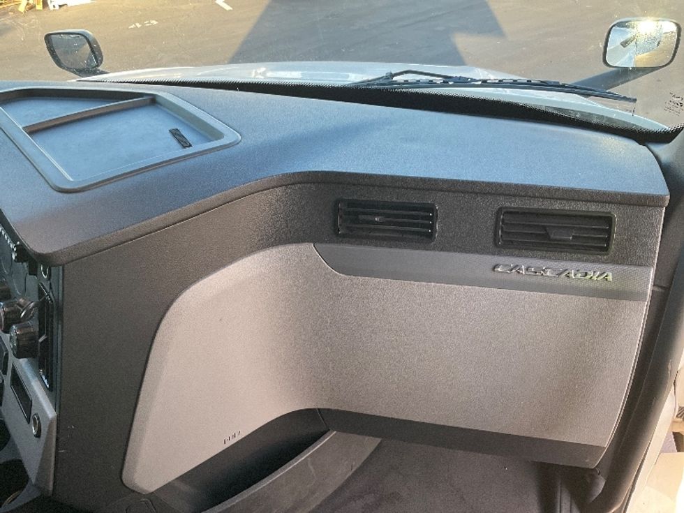 Sleeper Tractor-Heavy Duty Tractors-Freightliner-2022-T12664ST-Phoenix-AZ-416,166\n\t\tmiles-$ 80,750 - Image 14