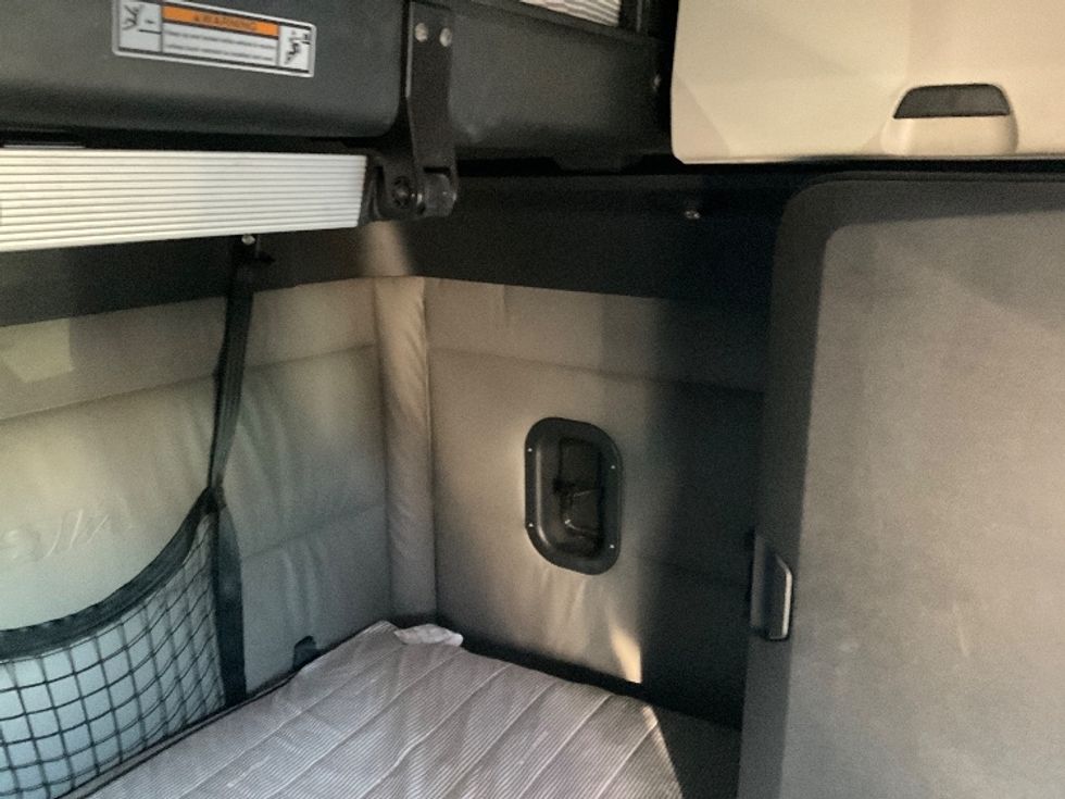 Sleeper Tractor-Heavy Duty Tractors-Freightliner-2022-T12664ST-Phoenix-AZ-416,166\n\t\tmiles-$ 80,750 - Image 18