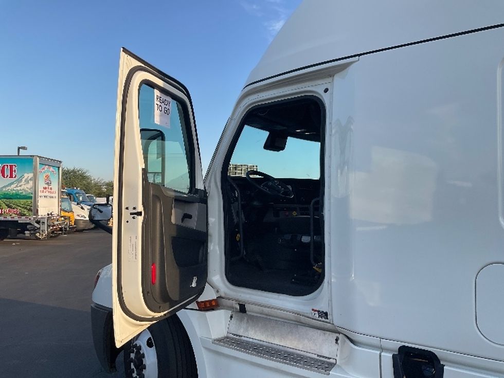 Sleeper Tractor-Heavy Duty Tractors-Freightliner-2022-T12664ST-Phoenix-AZ-416,166\n\t\tmiles-$ 80,750 - Image 9