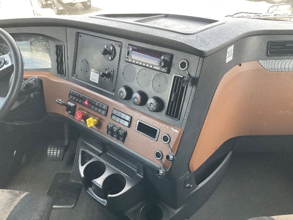 Sleeper Tractor-Heavy Duty Tractors-Freightliner-2022-T12664ST-Phoenix-AZ-483,158\n\t\tmiles-$ 69,750 - Image 12
