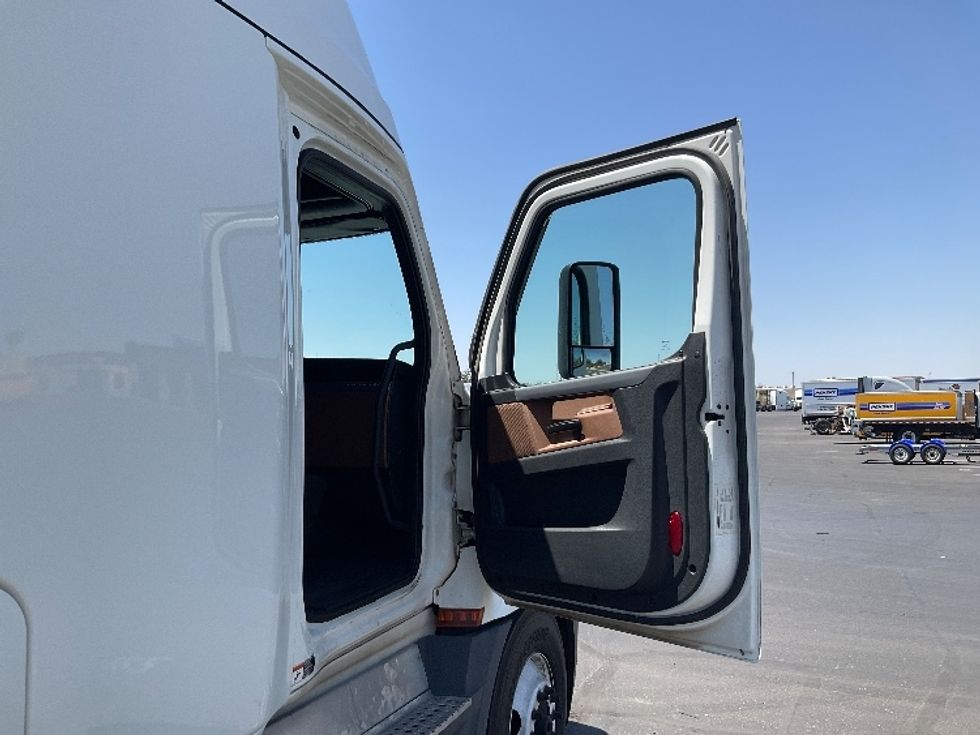 Sleeper Tractor-Heavy Duty Tractors-Freightliner-2022-T12664ST-Phoenix-AZ-483,158\n\t\tmiles-$ 69,750 - Image 13