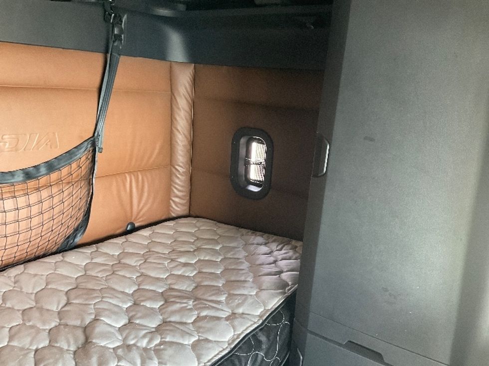Sleeper Tractor-Heavy Duty Tractors-Freightliner-2022-T12664ST-Phoenix-AZ-483,158\n\t\tmiles-$ 69,750 - Image 19
