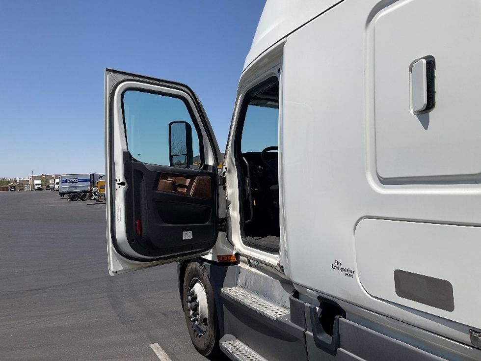 Sleeper Tractor-Heavy Duty Tractors-Freightliner-2022-T12664ST-Phoenix-AZ-483,158\n\t\tmiles-$ 69,750 - Image 9