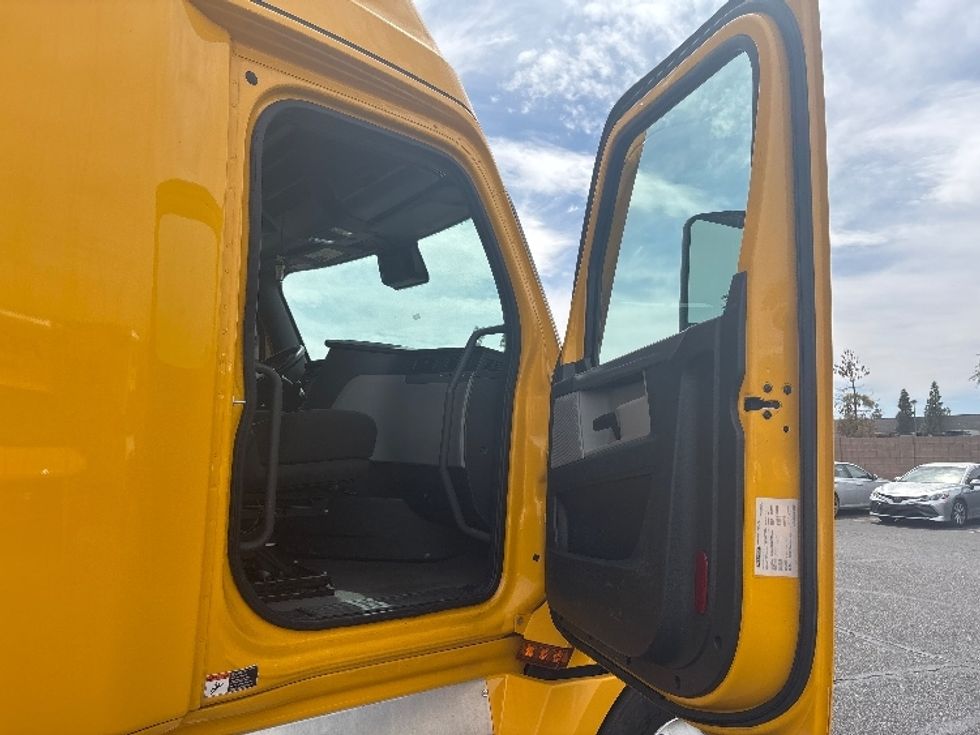 Sleeper Tractor-Heavy Duty Tractors-Freightliner-2022-T12664ST-Phoenix-AZ-486,614\n\t\tmiles-$ 60,000 - Image 12