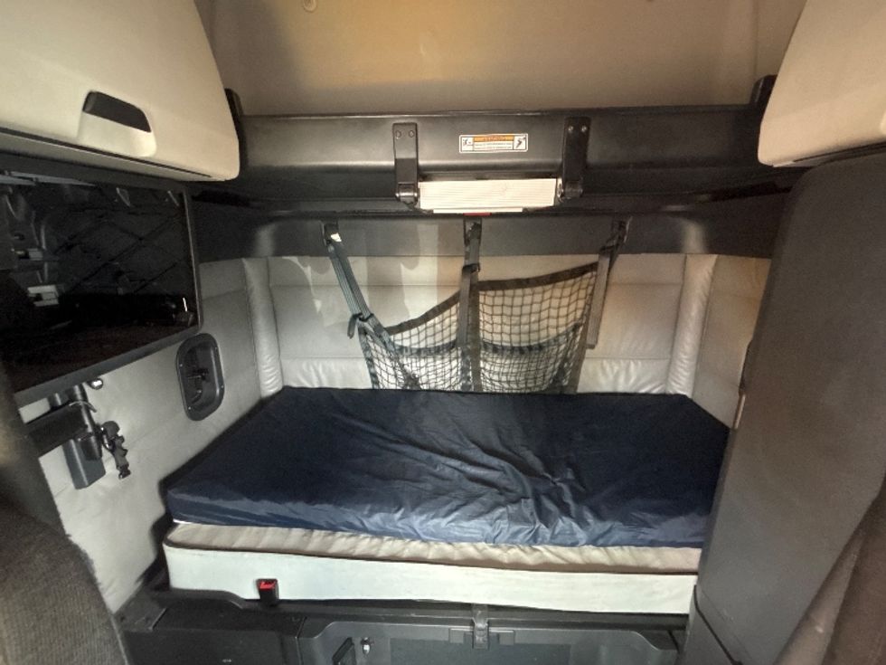 Sleeper Tractor-Heavy Duty Tractors-Freightliner-2022-T12664ST-Phoenix-AZ-486,614\n\t\tmiles-$ 60,000 - Image 15