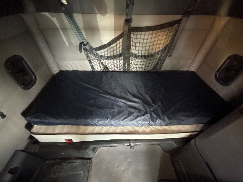 Sleeper Tractor-Heavy Duty Tractors-Freightliner-2022-T12664ST-Phoenix-AZ-486,614\n\t\tmiles-$ 60,000 - Image 16
