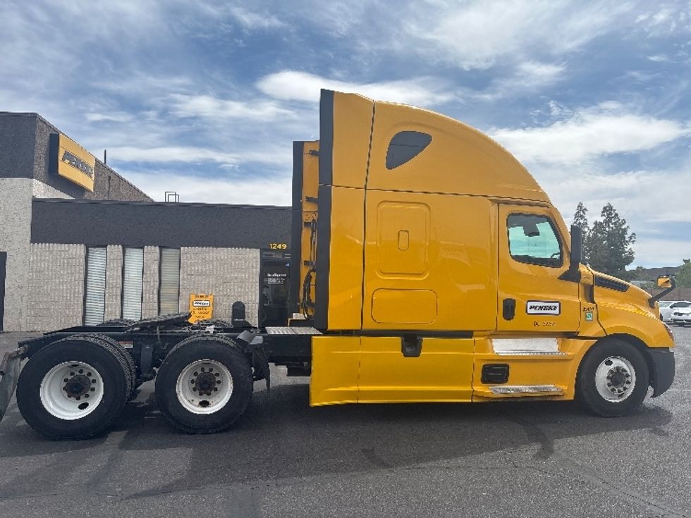 Sleeper Tractor-Heavy Duty Tractors-Freightliner-2022-T12664ST-Phoenix-AZ-486,614\n\t\tmiles-$ 60,000 - Image 8