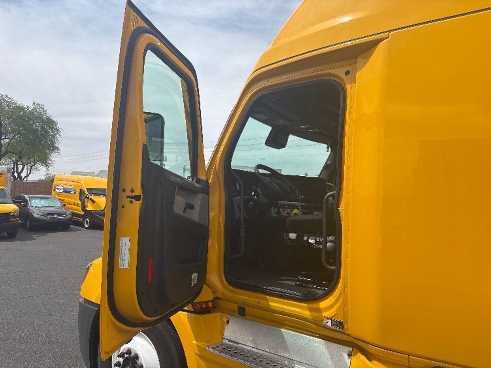 Sleeper Tractor-Heavy Duty Tractors-Freightliner-2022-T12664ST-Phoenix-AZ-486,614\n\t\tmiles-$ 60,000 - Image 9
