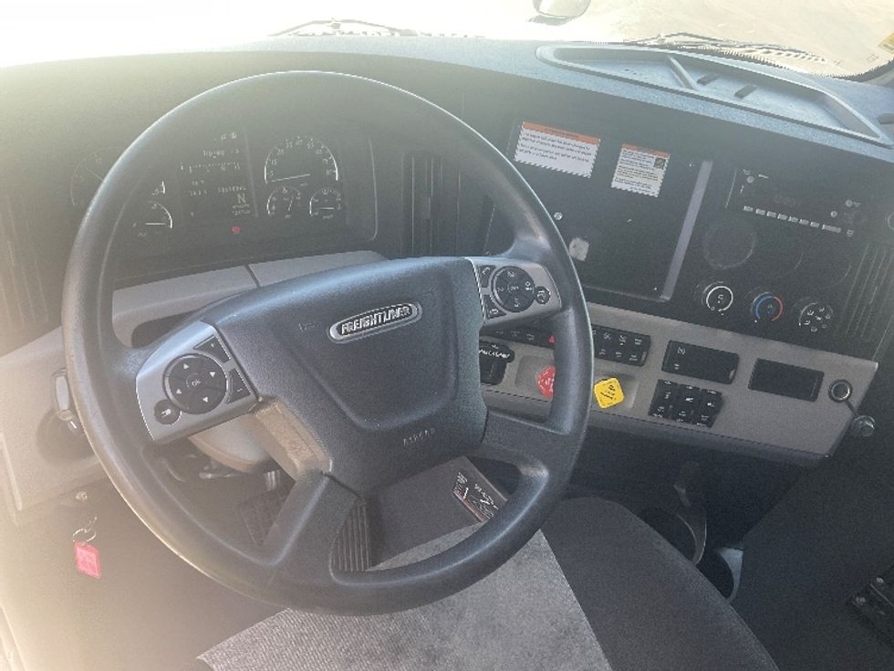 Sleeper Tractor-Heavy Duty Tractors-Freightliner-2022-T12664ST-Phoenix-AZ-506,991\n\t\tmiles-$ 66,000 - Image 10
