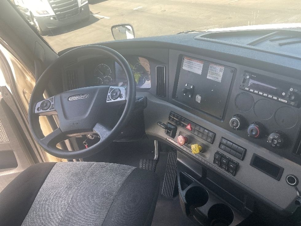 Sleeper Tractor-Heavy Duty Tractors-Freightliner-2022-T12664ST-Phoenix-AZ-506,991\n\t\tmiles-$ 66,000 - Image 11