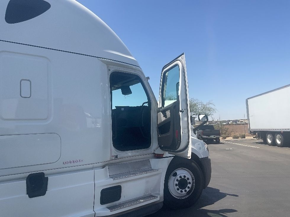 Sleeper Tractor-Heavy Duty Tractors-Freightliner-2022-T12664ST-Phoenix-AZ-506,991\n\t\tmiles-$ 66,000 - Image 13