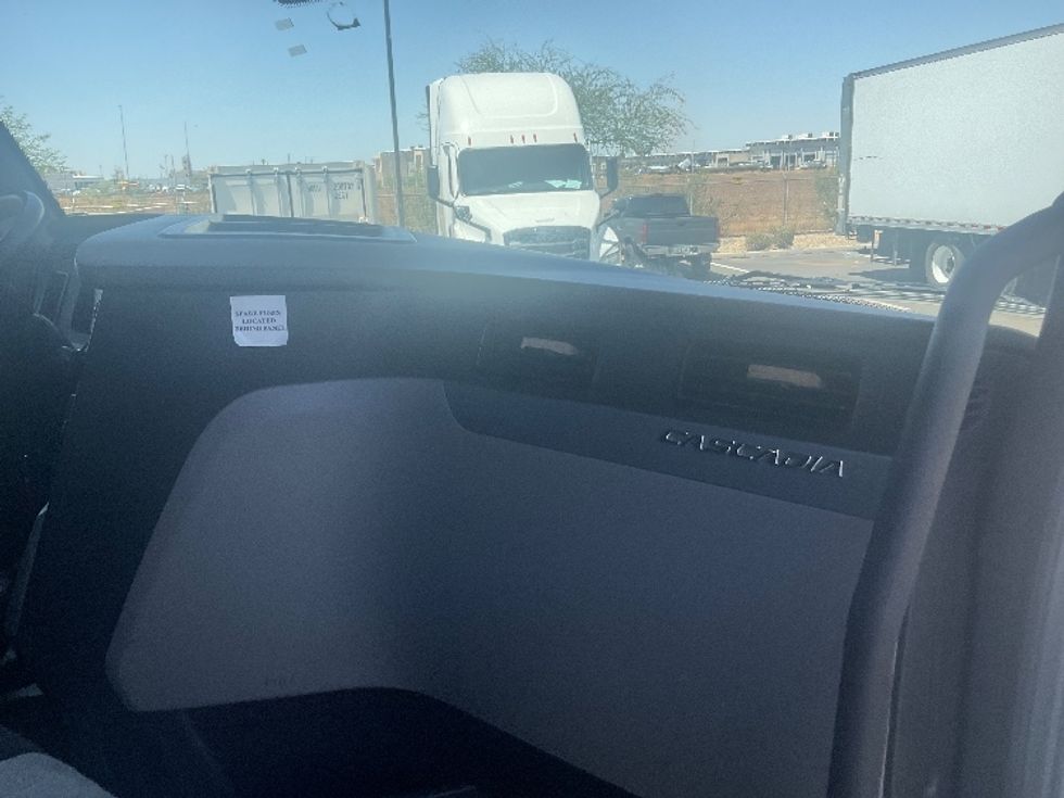 Sleeper Tractor-Heavy Duty Tractors-Freightliner-2022-T12664ST-Phoenix-AZ-506,991\n\t\tmiles-$ 66,000 - Image 14