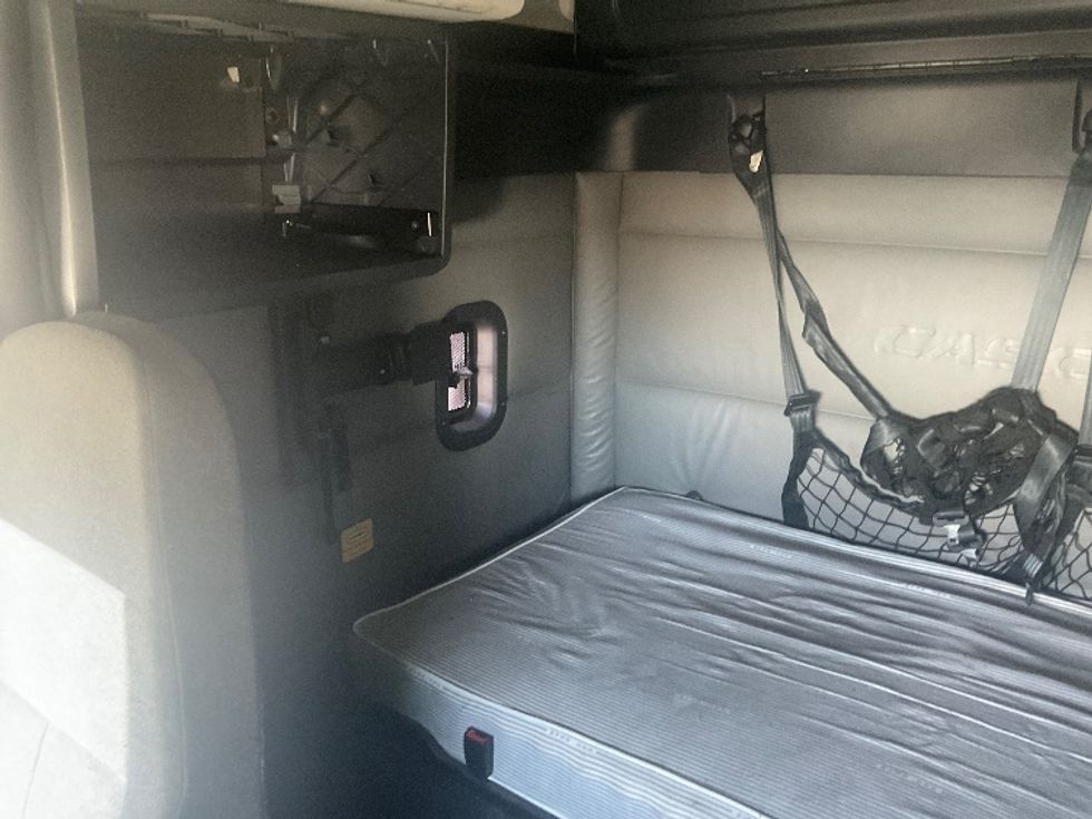 Sleeper Tractor-Heavy Duty Tractors-Freightliner-2022-T12664ST-Phoenix-AZ-506,991\n\t\tmiles-$ 66,000 - Image 19