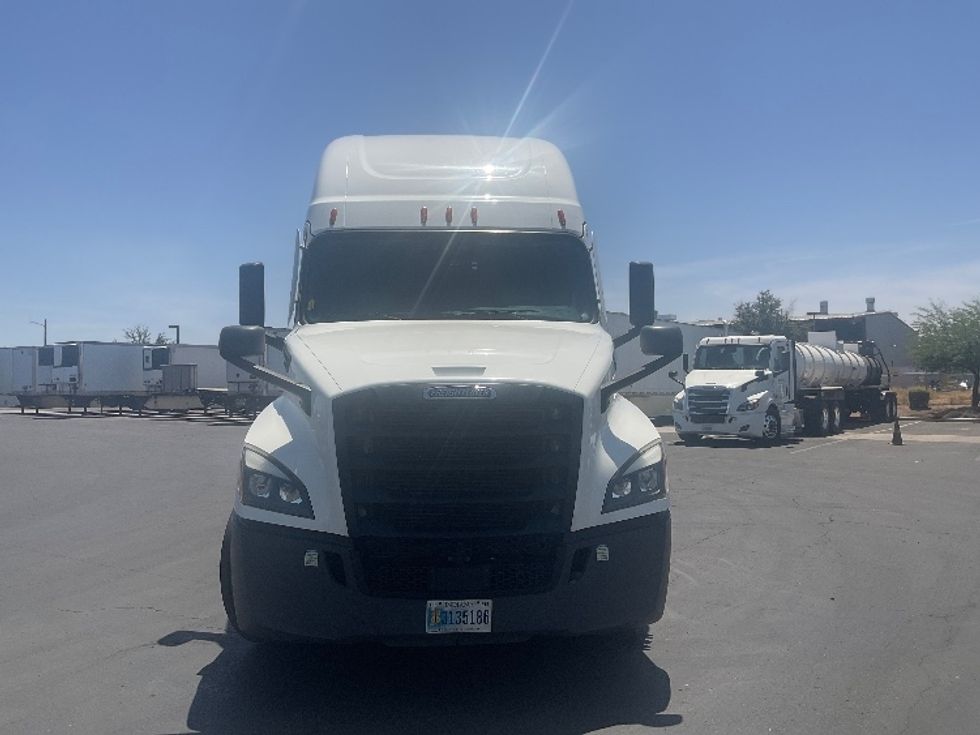 Sleeper Tractor-Heavy Duty Tractors-Freightliner-2022-T12664ST-Phoenix-AZ-506,991\n\t\tmiles-$ 66,000 - Image 2