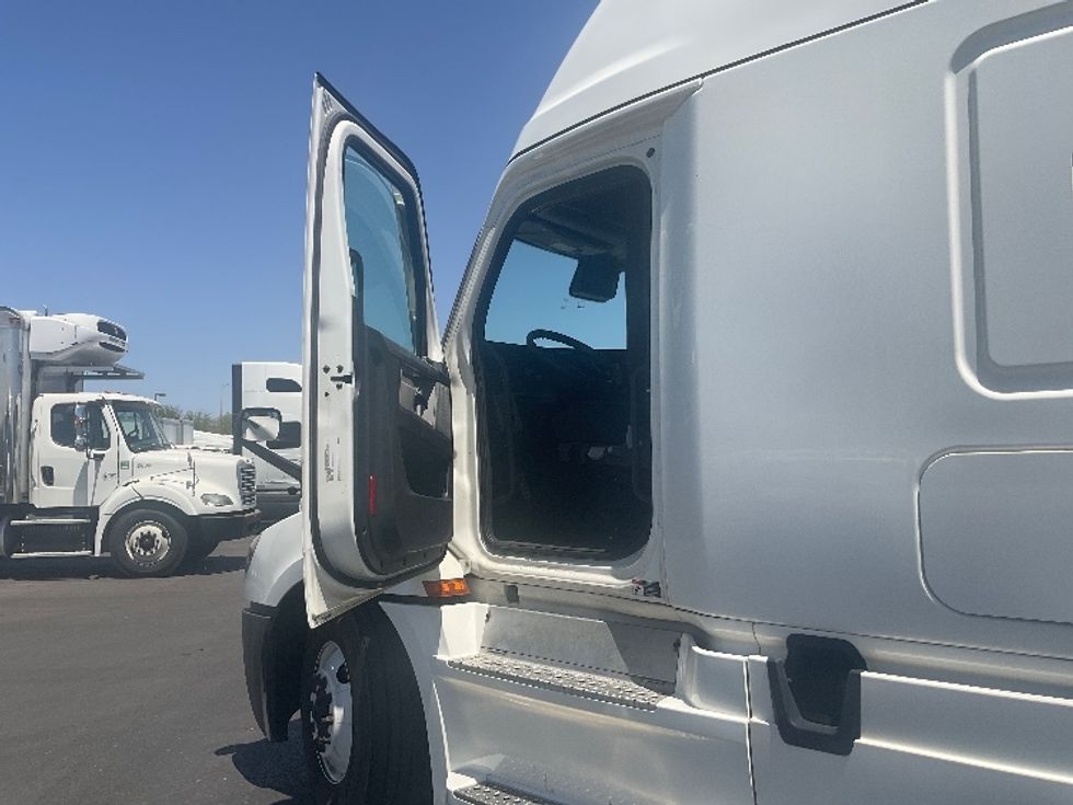 Sleeper Tractor-Heavy Duty Tractors-Freightliner-2022-T12664ST-Phoenix-AZ-506,991\n\t\tmiles-$ 66,000 - Image 9