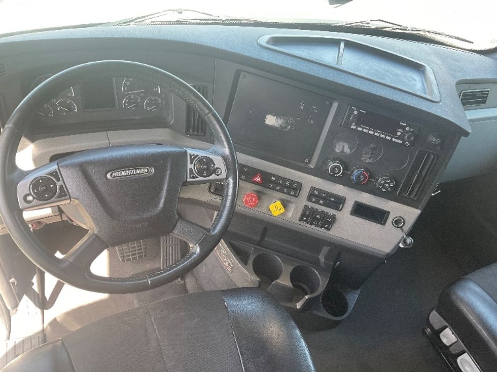 Sleeper Tractor-Heavy Duty Tractors-Freightliner-2022-T12664ST-Phoenix-AZ-557,120\n\t\tmiles-$ 62,250 - Image 11