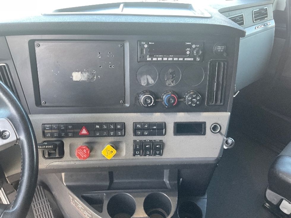 Sleeper Tractor-Heavy Duty Tractors-Freightliner-2022-T12664ST-Phoenix-AZ-557,120\n\t\tmiles-$ 62,250 - Image 12