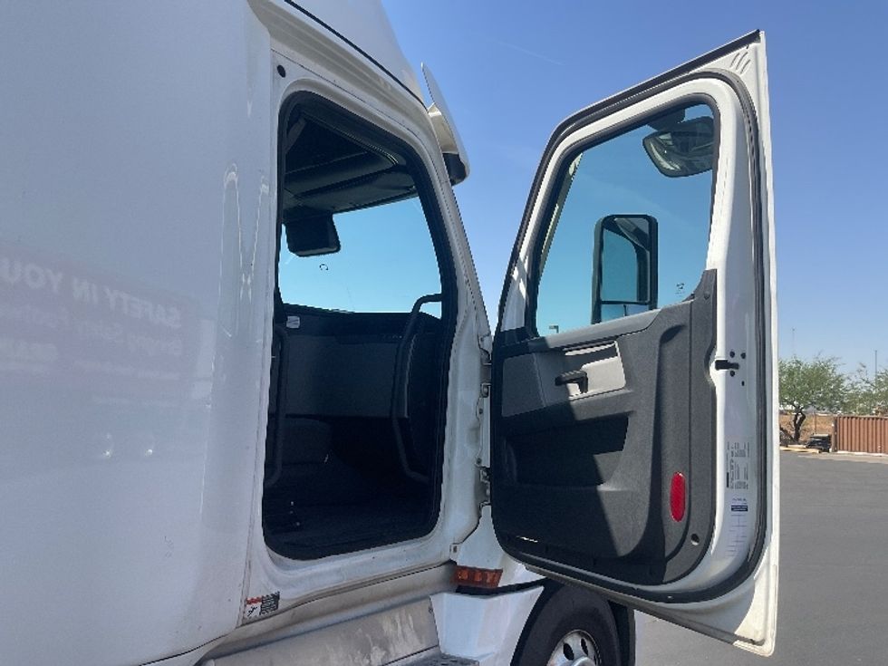 Sleeper Tractor-Heavy Duty Tractors-Freightliner-2022-T12664ST-Phoenix-AZ-557,120\n\t\tmiles-$ 62,250 - Image 13