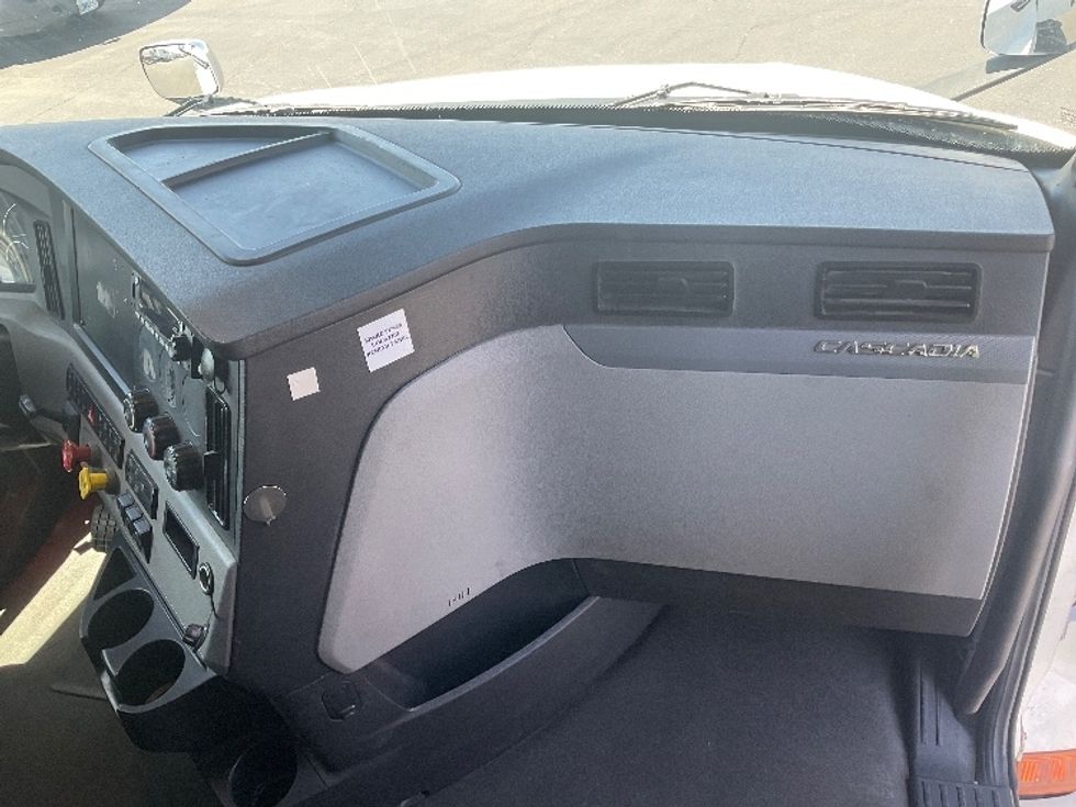 Sleeper Tractor-Heavy Duty Tractors-Freightliner-2022-T12664ST-Phoenix-AZ-557,120\n\t\tmiles-$ 62,250 - Image 14