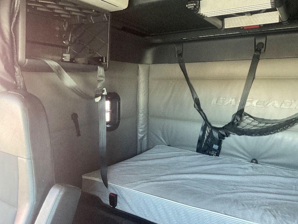 Sleeper Tractor-Heavy Duty Tractors-Freightliner-2022-T12664ST-Phoenix-AZ-557,120\n\t\tmiles-$ 62,250 - Image 18