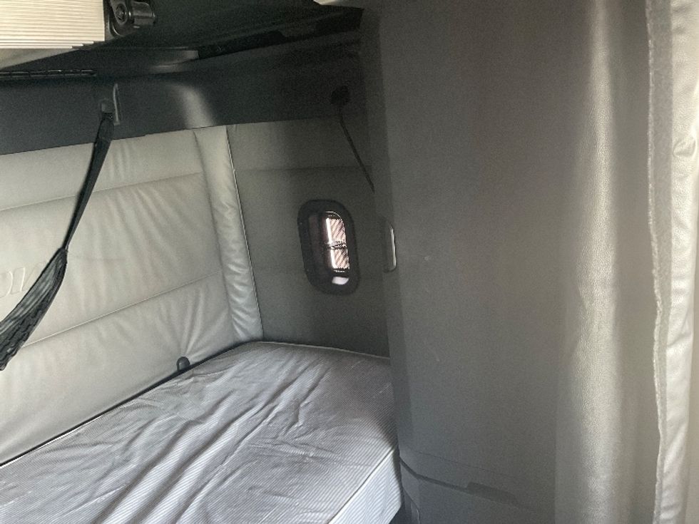 Sleeper Tractor-Heavy Duty Tractors-Freightliner-2022-T12664ST-Phoenix-AZ-557,120\n\t\tmiles-$ 62,250 - Image 19