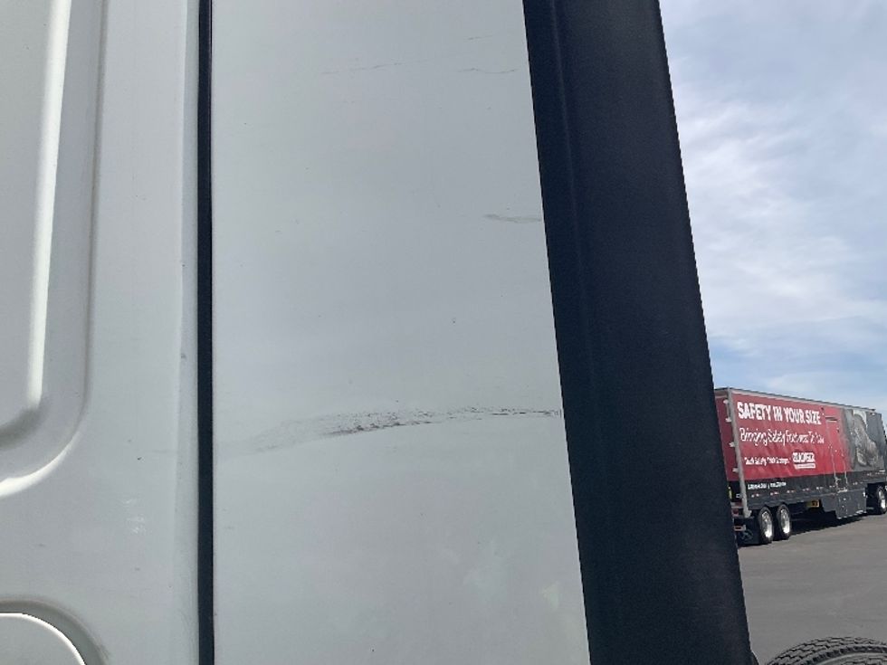 Sleeper Tractor-Heavy Duty Tractors-Freightliner-2022-T12664ST-Phoenix-AZ-557,120\n\t\tmiles-$ 62,250 - Image 22