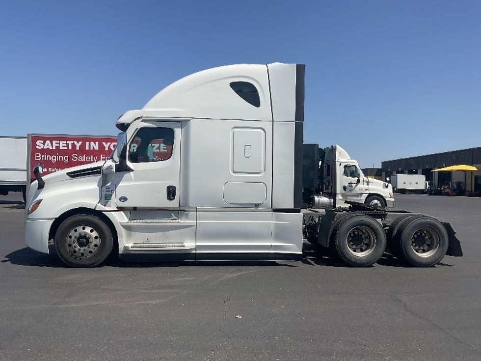 Sleeper Tractor-Heavy Duty Tractors-Freightliner-2022-T12664ST-Phoenix-AZ-557,120\n\t\tmiles-$ 62,250 - Image 4