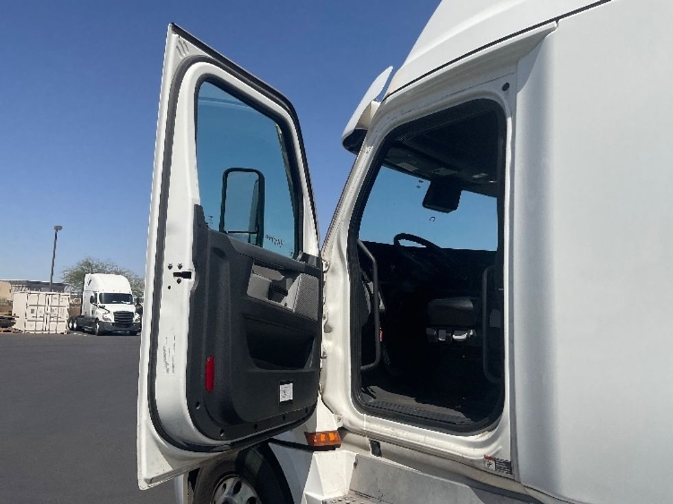 Sleeper Tractor-Heavy Duty Tractors-Freightliner-2022-T12664ST-Phoenix-AZ-557,120\n\t\tmiles-$ 62,250 - Image 9