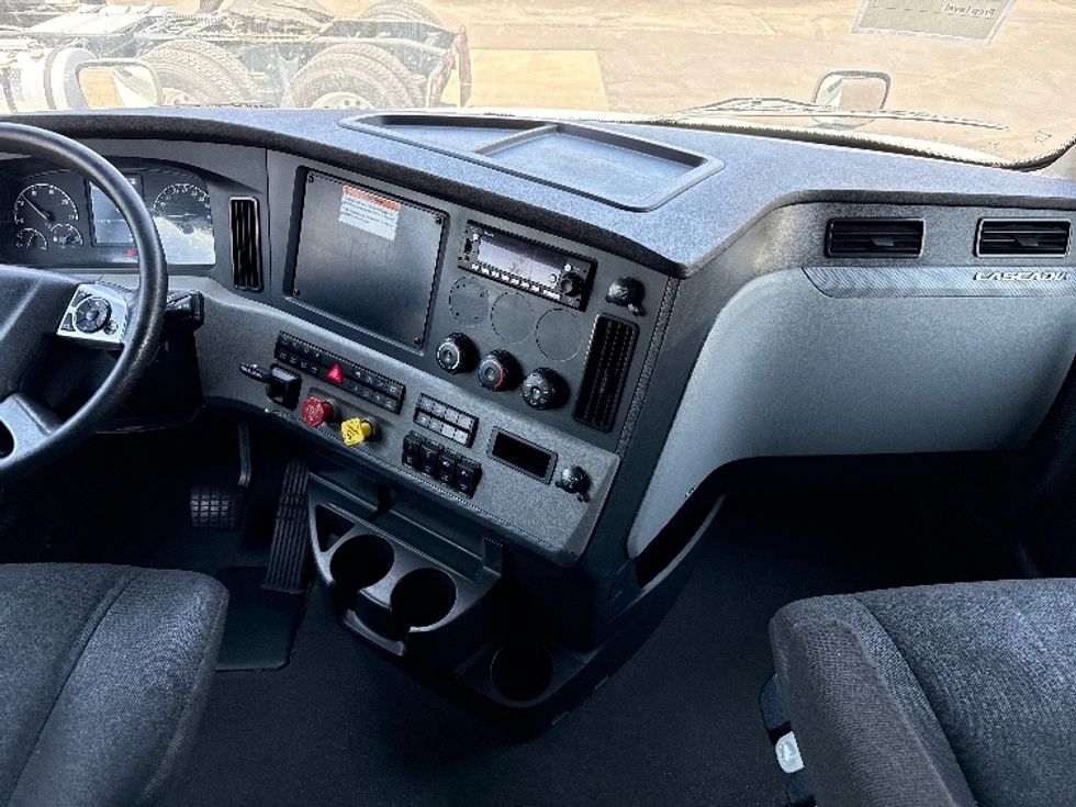 Sleeper Tractor-Heavy Duty Tractors-Freightliner-2022-T12664ST-Phoenix-AZ-573,923\n\t\tmiles-$ 84,750 - Image 12
