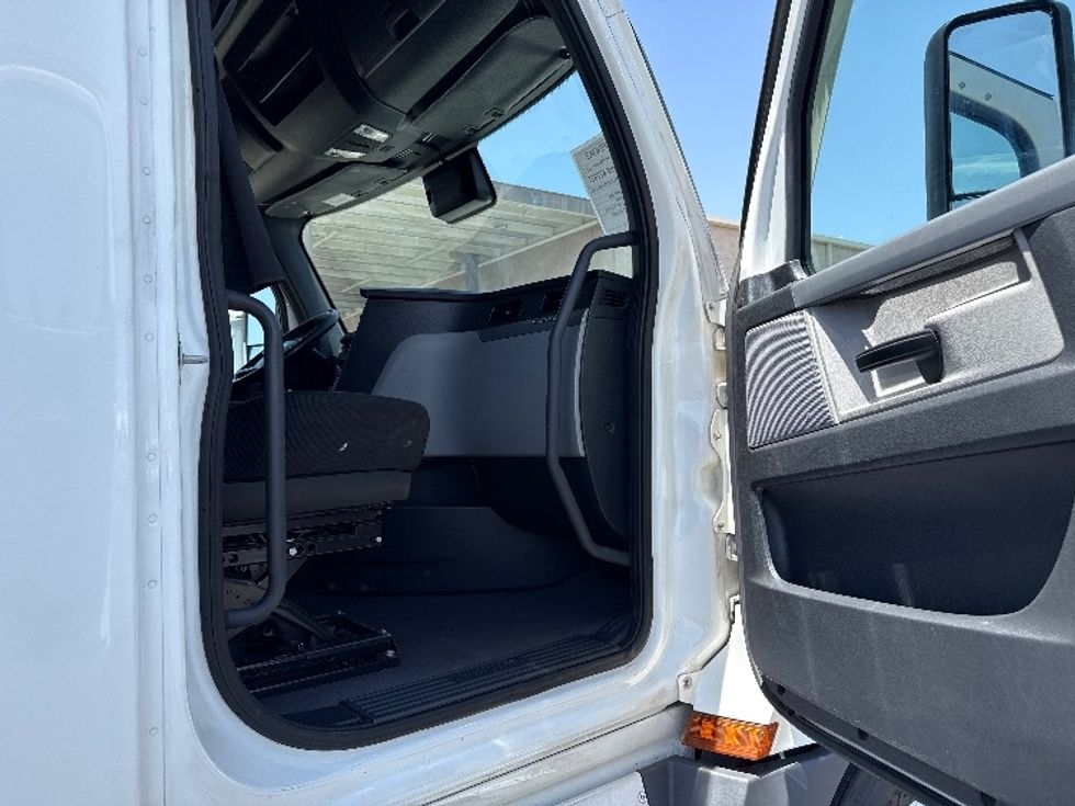 Sleeper Tractor-Heavy Duty Tractors-Freightliner-2022-T12664ST-Phoenix-AZ-573,923\n\t\tmiles-$ 84,750 - Image 13