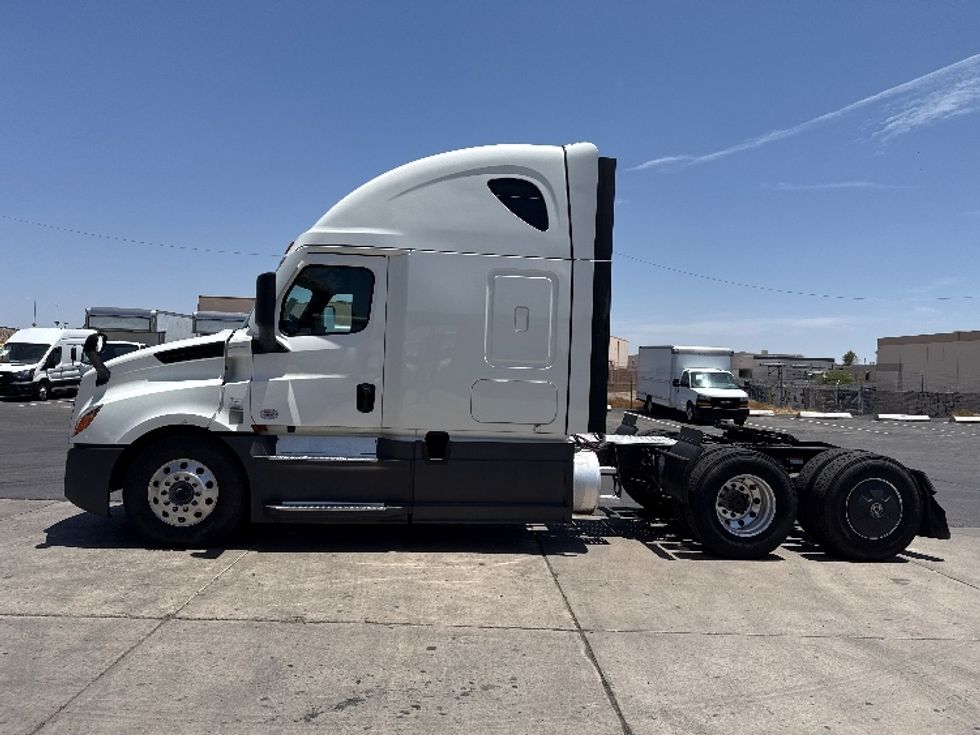 Sleeper Tractor-Heavy Duty Tractors-Freightliner-2022-T12664ST-Phoenix-AZ-573,923\n\t\tmiles-$ 84,750 - Image 4