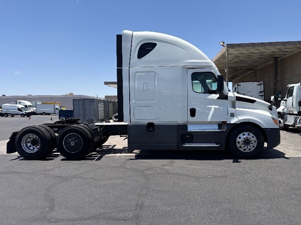 Sleeper Tractor-Heavy Duty Tractors-Freightliner-2022-T12664ST-Phoenix-AZ-573,923\n\t\tmiles-$ 84,750 - Image 8