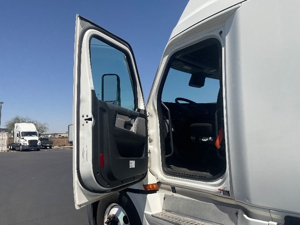 Sleeper Tractor-Heavy Duty Tractors-Freightliner-2022-T12664ST-Phoenix-AZ-574,751\n\t\tmiles-$ 59,250 - Image 9