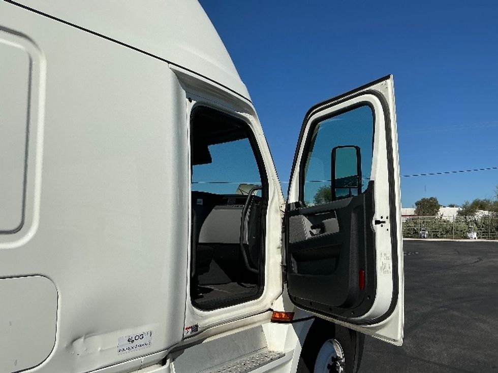 Sleeper Tractor-Heavy Duty Tractors-Freightliner-2022-T12664ST-Phoenix-AZ-601,244\n\t\tmiles-$ 64,000 - Image 13