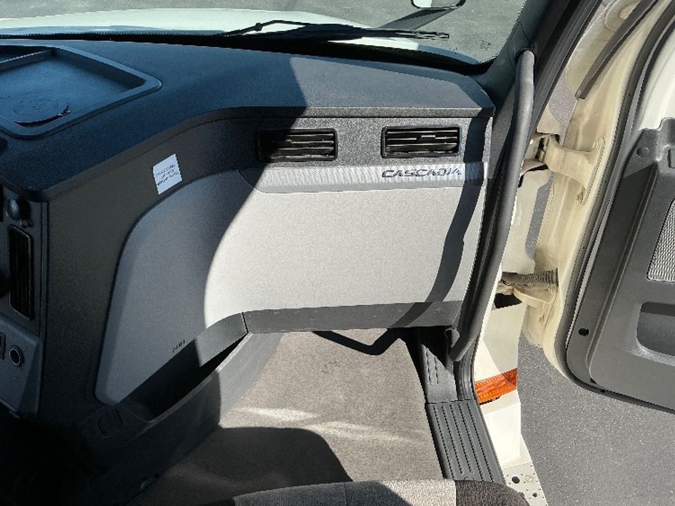 Sleeper Tractor-Heavy Duty Tractors-Freightliner-2022-T12664ST-Phoenix-AZ-601,244\n\t\tmiles-$ 64,000 - Image 14