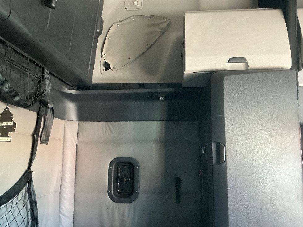 Sleeper Tractor-Heavy Duty Tractors-Freightliner-2022-T12664ST-Phoenix-AZ-601,244\n\t\tmiles-$ 64,000 - Image 18